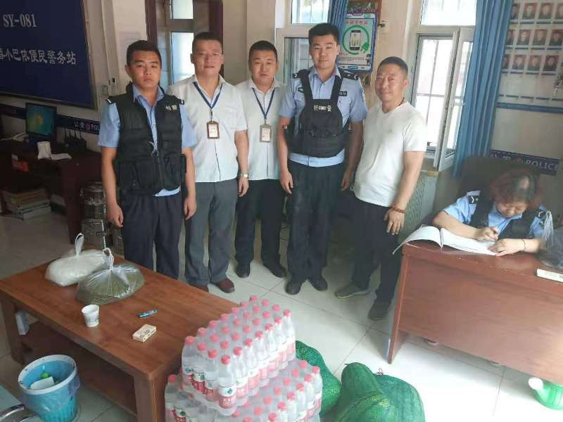 圖為：農(nóng)貿(mào)市場治安辦慰問警務(wù)室_副本.jpg