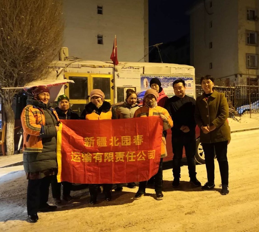 運(yùn)輸公司志愿服務(wù)隊凌晨與城市美容師合影_副本.jpg