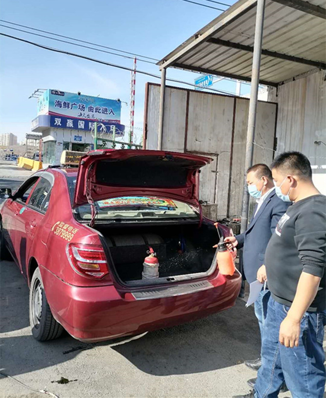 圖為：車隊(duì)隊(duì)長(zhǎng)指導(dǎo)車輛如何規(guī)范消殺工作_副本.jpg