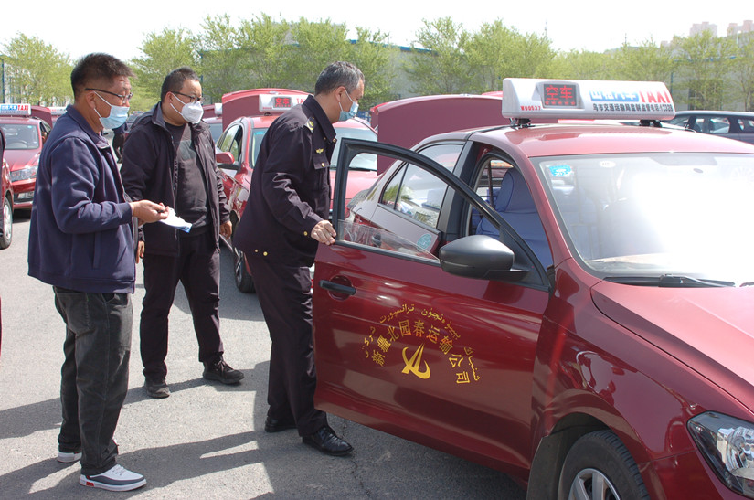 圖為：行業(yè)部門(mén)對(duì)運(yùn)輸公司車輛規(guī)范檢查_(kāi)副本.jpg